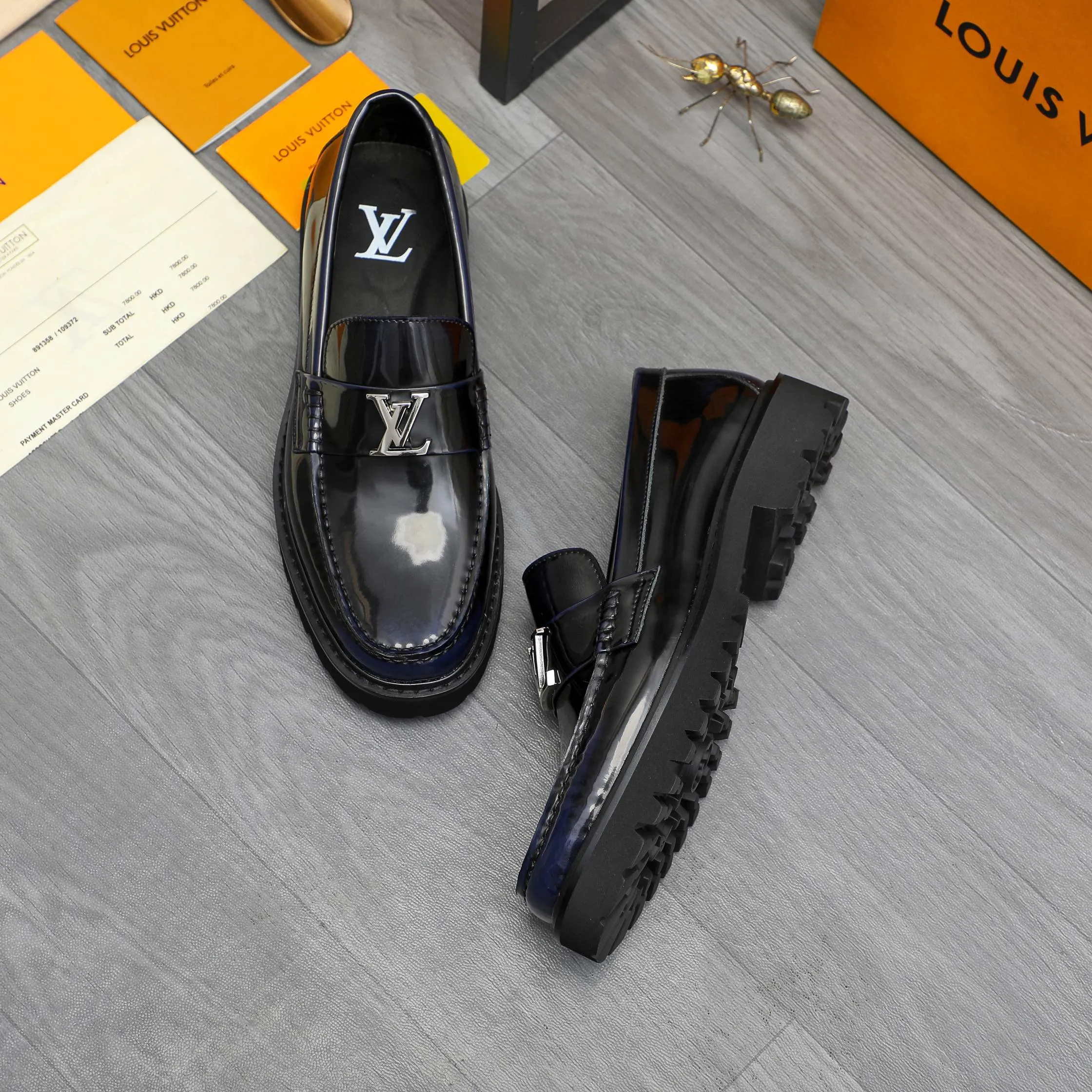 Men's shoes 💰p480 Product trademark: LV (Louis Vuitton) business slip-on leather shoes Regular size: 38-45 (45 is custom-made and non-returnable) Product materials: Selected high-quality color-brushed cowhide upper, cowhide lining, original rubber outsole